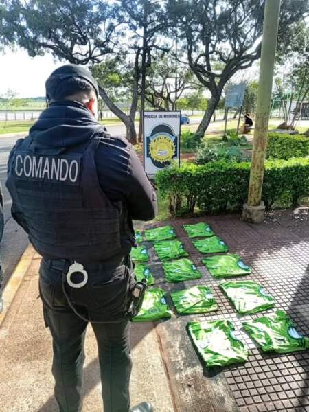 Jugaban un torneo de fútbol con camisetas robadas e investigadores de la Policía las reconocieron en plena cancha Jugaban un torneo de fútbol con camisetas robadas e investigadores de la Policía las reconocieron en plena cancha imagen-4