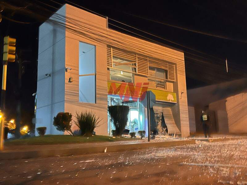 Paraguay: con una intensa balacera, grupo armado asaltó tres bancos y una casa de cambios en Santa Rita, a 95 km de Puerto Iguazú 3 Paraguay: con una intensa balacera, grupo armado asaltó tres bancos y una casa de cambios en Santa Rita, a 95 km de Puerto Iguazú imagen-2