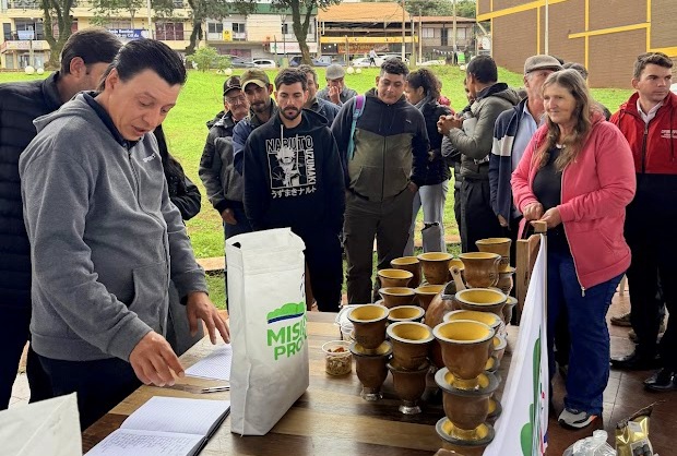 "Misiones Produce" entregó 270 kilos de semillas agroecológicas a casi 100 familias productoras 15 "Misiones Produce" entregó 270 kilos de semillas agroecológicas a casi 100 familias productoras imagen-14
