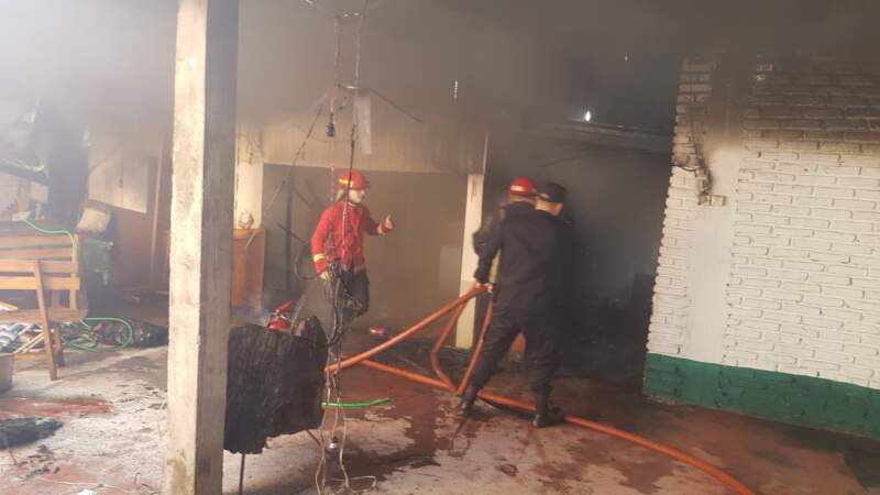 Un incendio provocó daños materiales en una vivienda y depósitos de Posadas imagen-5