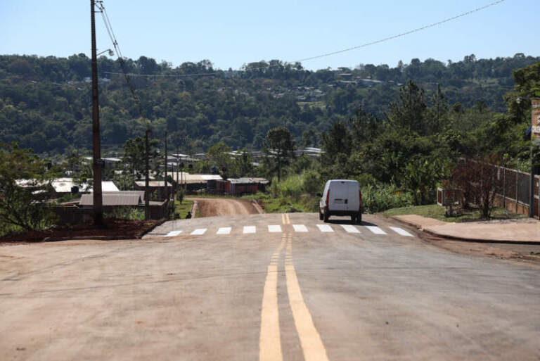 Oberá avanza con nuevas cuadras asfaltadas y mejora la conectividad en distintos barrios Oberá avanza con nuevas cuadras asfaltadas y mejora la conectividad en distintos barrios imagen-47