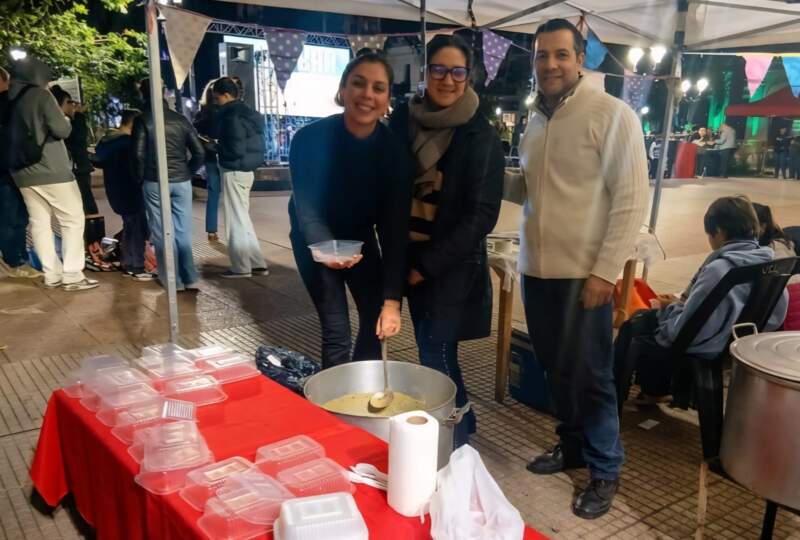 Entre música, locro y solidaridad, "Bandera Solidaria" reunió donaciones para asistir a familias vulnerables en Posadas 17 Entre música, locro y solidaridad, "Bandera Solidaria" reunió donaciones para asistir a familias vulnerables en Posadas imagen-16