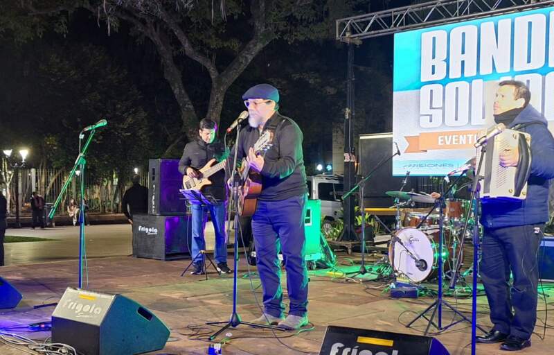 Entre música, locro y solidaridad, "Bandera Solidaria" reunió donaciones para asistir a familias vulnerables en Posadas 15 Entre música, locro y solidaridad, "Bandera Solidaria" reunió donaciones para asistir a familias vulnerables en Posadas imagen-14