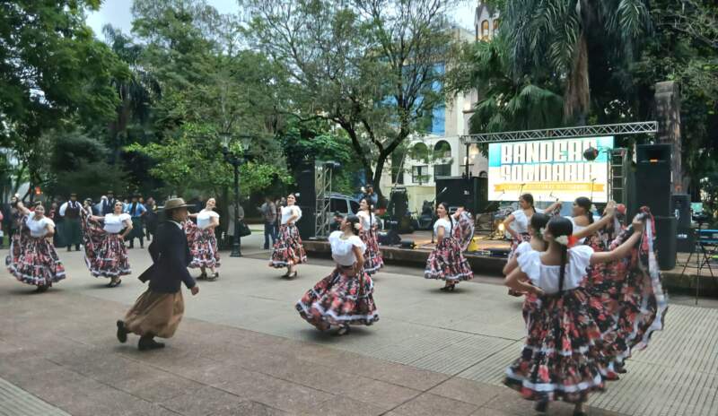 Entre música, locro y solidaridad, "Bandera Solidaria" reunió donaciones para asistir a familias vulnerables en Posadas 11 Entre música, locro y solidaridad, "Bandera Solidaria" reunió donaciones para asistir a familias vulnerables en Posadas imagen-10