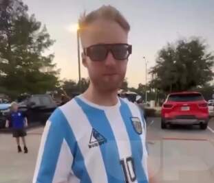 "Mi papá nació en Posadas”: el hincha alemán que acompaña a la Selección Argentina y emocionó en la previa del partido imagen-5