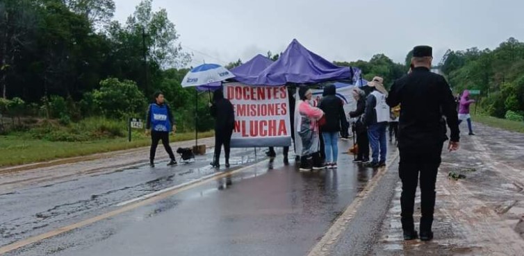 Docentes realizan un corte total sobre la Ruta Nacional 12 en Jardín América imagen-14
