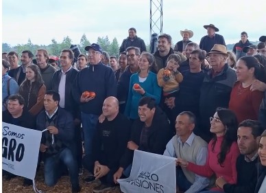Gestión, producción y arraigo: Passalacqua encabezó una histórica entrega de 152 títulos de propiedad e insumos en San Vicente imagen-6