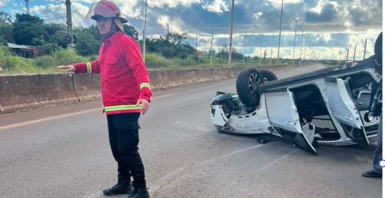 Una mujer resultó herida tras el despiste y vuelco de una camioneta en Garupá imagen-15