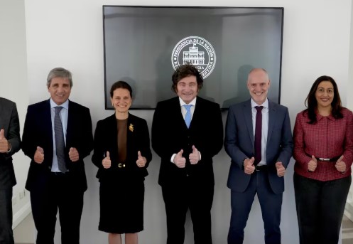 Javier Milei autorizó tomar créditos por US$5000 millones con bancos internacionales para afrontar el pago de deuda imagen-6
