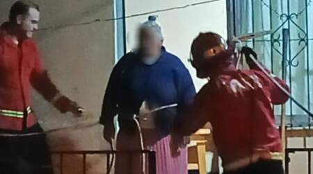 Temporal en Oberá: rescataron a una mujer, evacuaron familias y asistieron a vecinos afectados por las inundaciones imagen-11