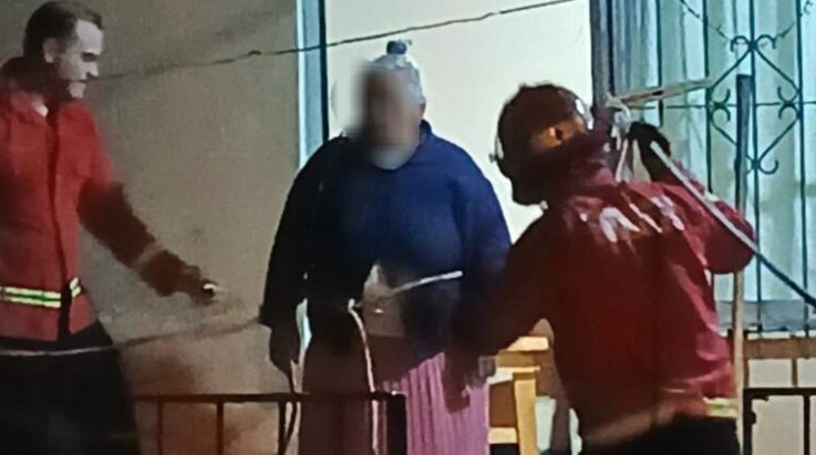 Temporal en Oberá: rescataron a una mujer, evacuaron familias y asistieron a vecinos afectados por las inundaciones imagen-12