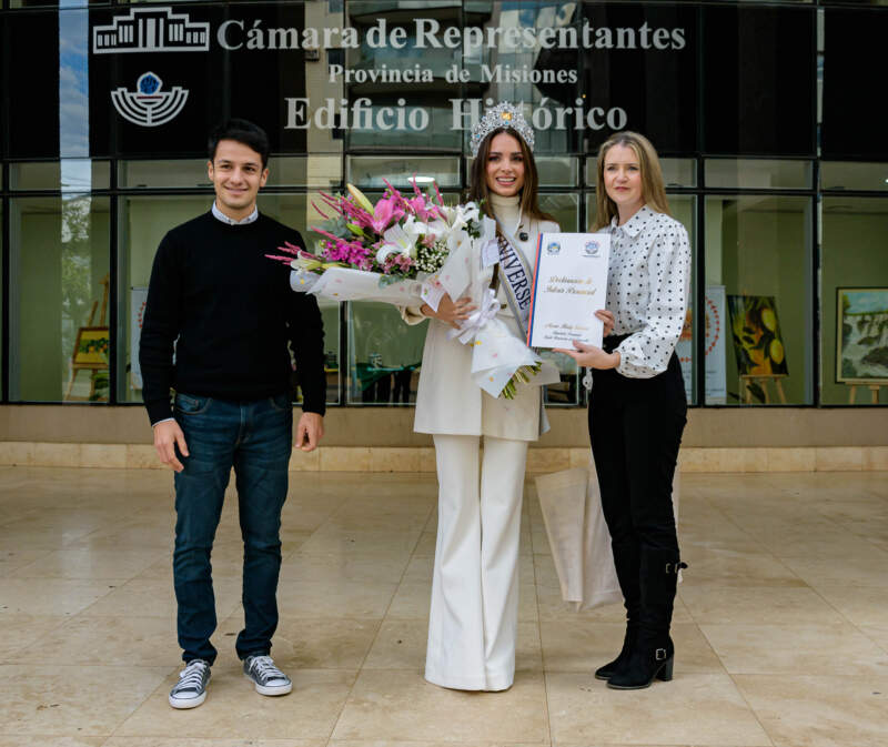 La misionera Tamara Rogouski recibió el reconocimiento de la Legislatura por su consagración como Miss Universo Argentina 2026 3 La misionera Tamara Rogouski recibió el reconocimiento de la Legislatura por su consagración como Miss Universo Argentina 2026 imagen-2