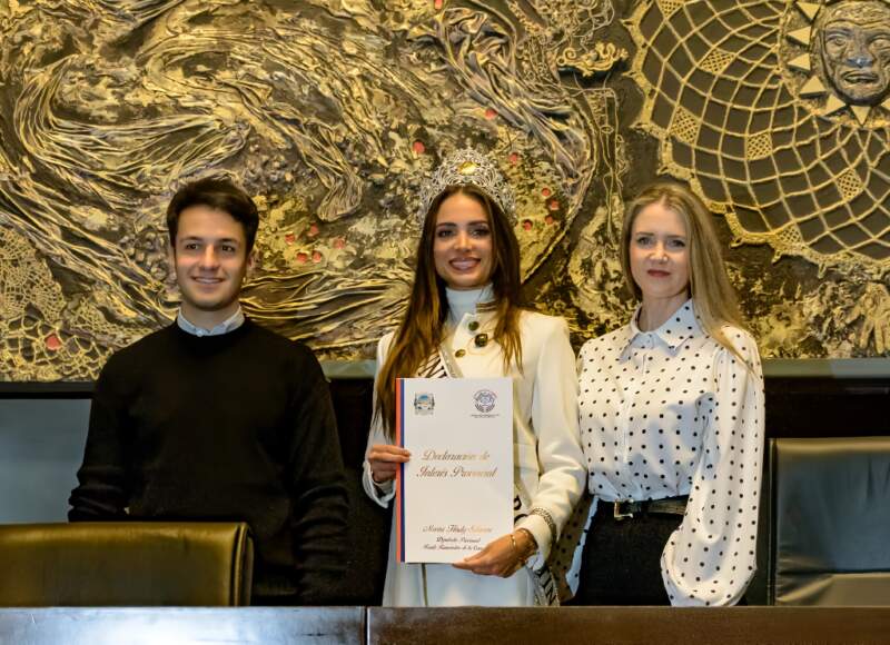 La misionera Tamara Rogouski recibió el reconocimiento de la Legislatura por su consagración como Miss Universo Argentina 2026 7 La misionera Tamara Rogouski recibió el reconocimiento de la Legislatura por su consagración como Miss Universo Argentina 2026 imagen-6