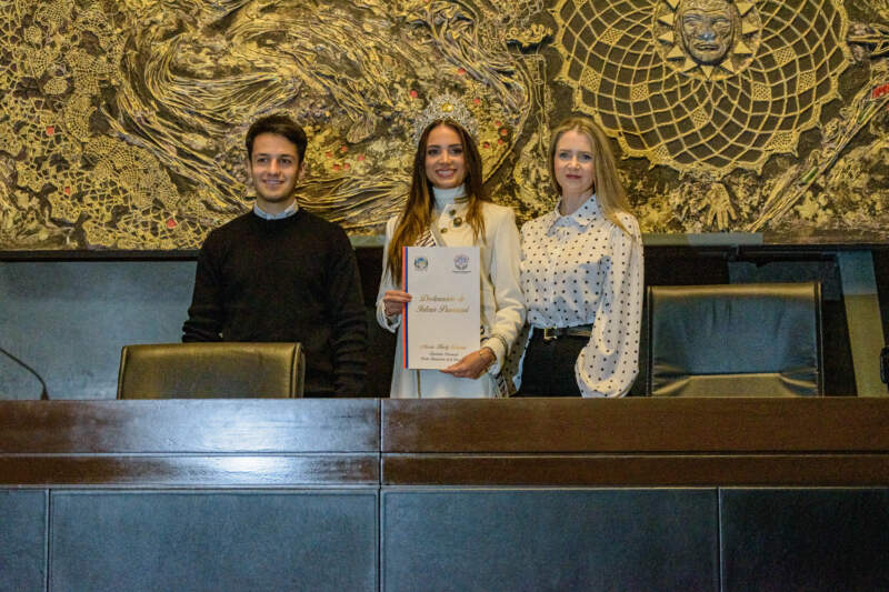 La misionera Tamara Rogouski recibió el reconocimiento de la Legislatura por su consagración como Miss Universo Argentina 2026 9 La misionera Tamara Rogouski recibió el reconocimiento de la Legislatura por su consagración como Miss Universo Argentina 2026 imagen-8