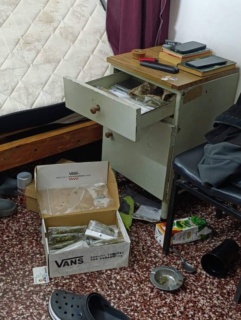 Atacó a vecinos, dejó tres lesionados y en su habitación la Policía halló droga fraccionada y hongos alucinógenos imagen-2