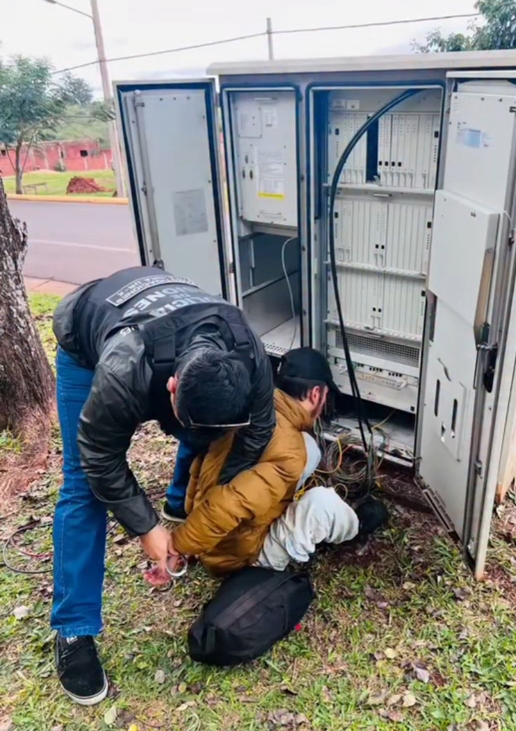 Robacables no advirtió que era observado por policías encubiertos y fue detenido en pleno ilícito imagen-10