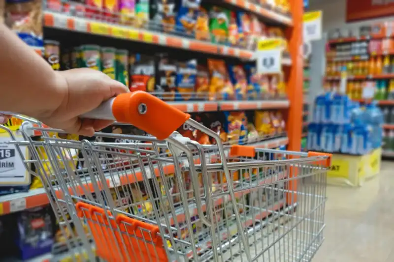 Aunque los salarios le ganaron a la inflación en abril, aún no logran recuperar lo perdido imagen-12