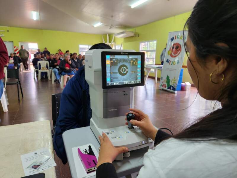 Mirar Mejor llegó a Dos Arroyos y cientos de vecinos accedieron a controles visuales y anteojos gratuitos 5 Mirar Mejor llegó a Dos Arroyos y cientos de vecinos accedieron a controles visuales y anteojos gratuitos imagen-4