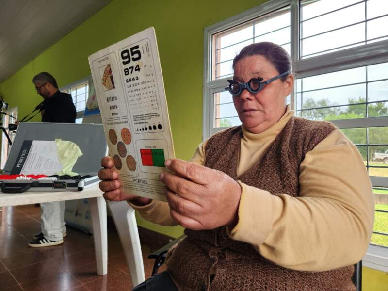 Mirar Mejor llegó a Dos Arroyos y cientos de vecinos accedieron a controles visuales y anteojos gratuitos 17 Mirar Mejor llegó a Dos Arroyos y cientos de vecinos accedieron a controles visuales y anteojos gratuitos imagen-16