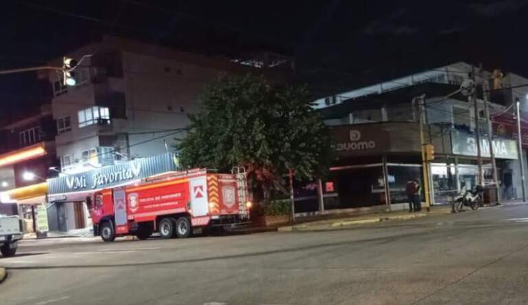 Temor en un edificio por el principio de incendio en una heladería de Posadas imagen-38