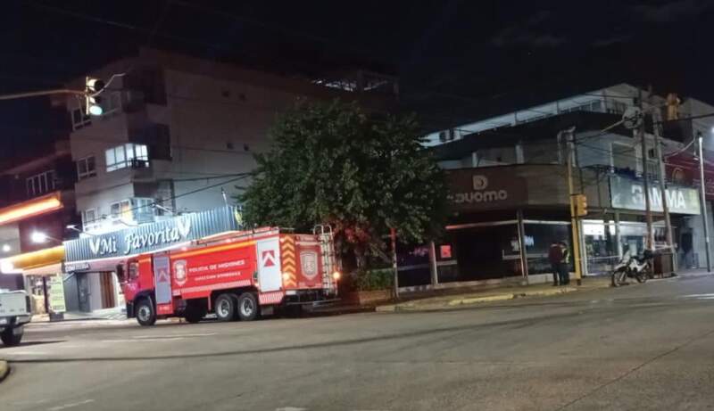 Temor en un edificio por el principio de incendio en una heladería de Posadas imagen-9