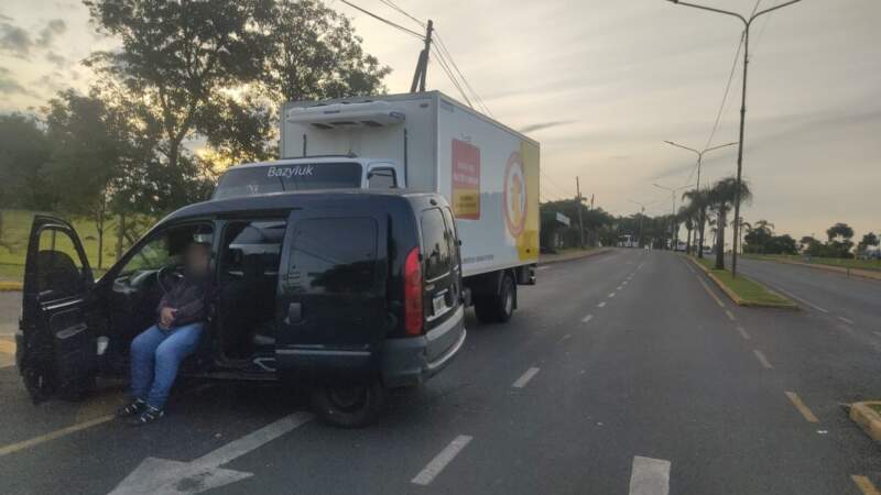 Tres personas fueron hospitalizadas tras una colisión entre un camión y un utilitario en Posadas 3 Tres personas fueron hospitalizadas tras una colisión entre un camión y un utilitario en Posadas imagen-2