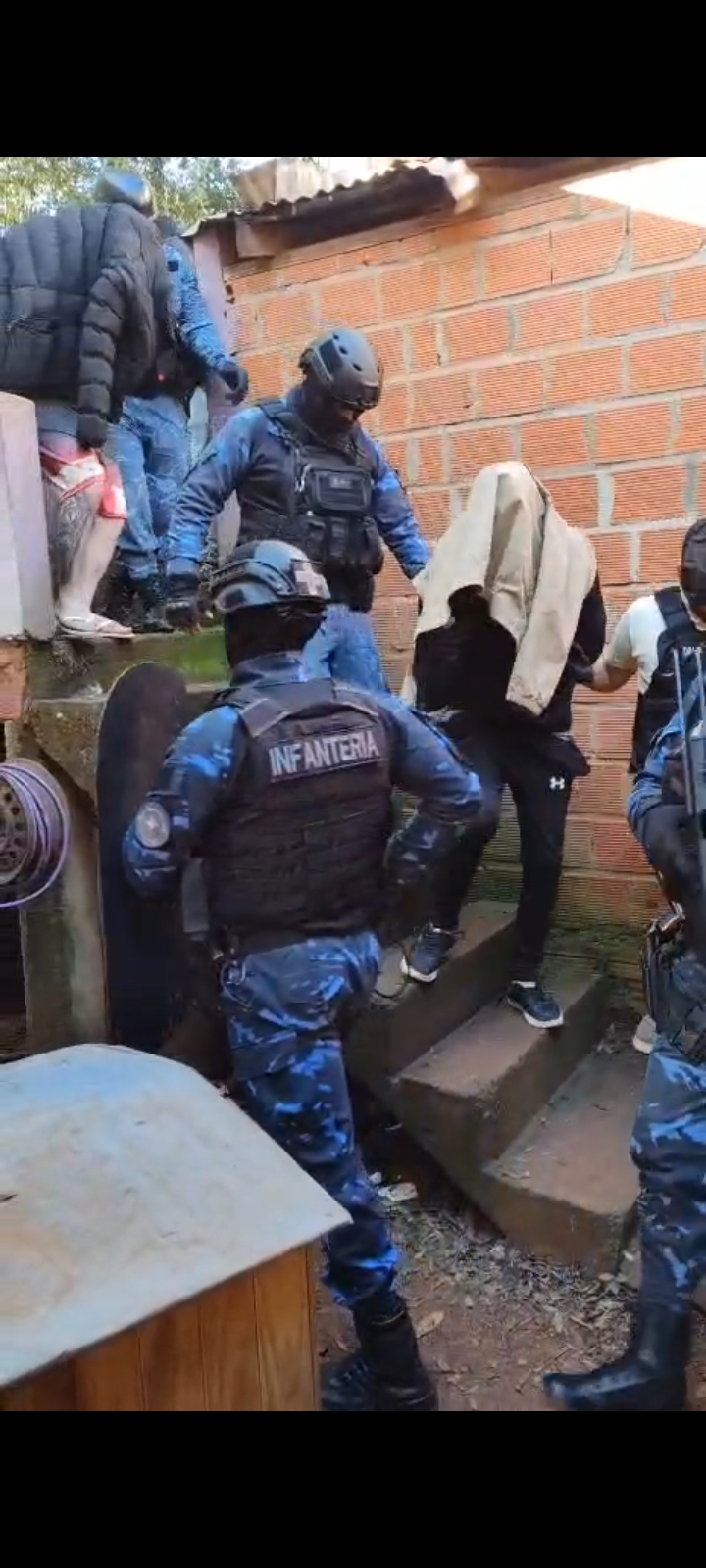 Puerto Iguazú: Banda de narco-asaltantes fueron capturados armados en un búnker con más de 240 dosis de cocaína y marihuana imagen-2