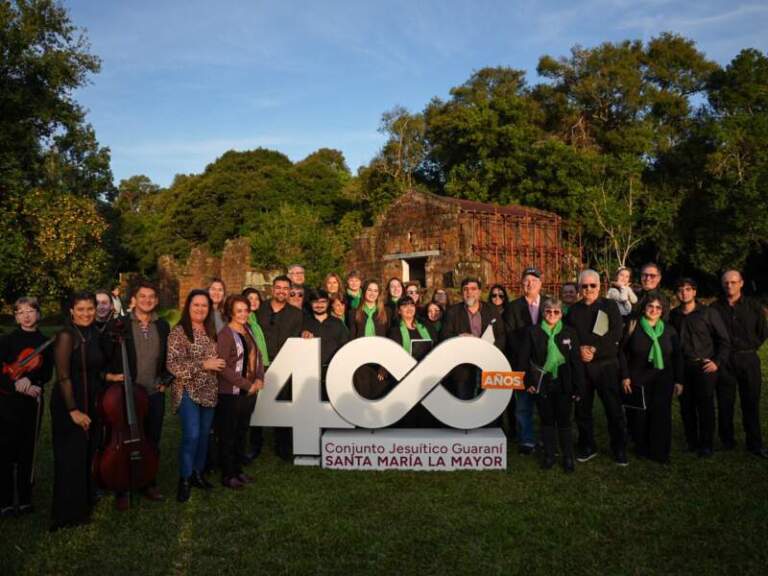 "Creo que estas piedras guardan todo el espíritu del ser misionero", dijo Passalacqua en el acto por los 400 años de la fundación de Santa María la Mayor imagen-9