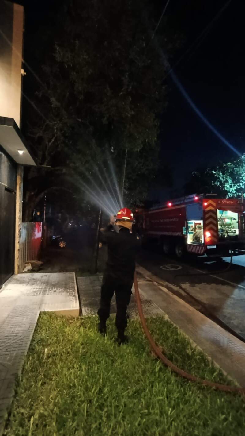 Bomberos sofocaron un incendio en el tendido eléctrico de Posadas 5 Bomberos sofocaron un incendio en el tendido eléctrico de Posadas imagen-4