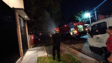 Bomberos sofocaron un incendio en el tendido eléctrico de Posadas imagen-11