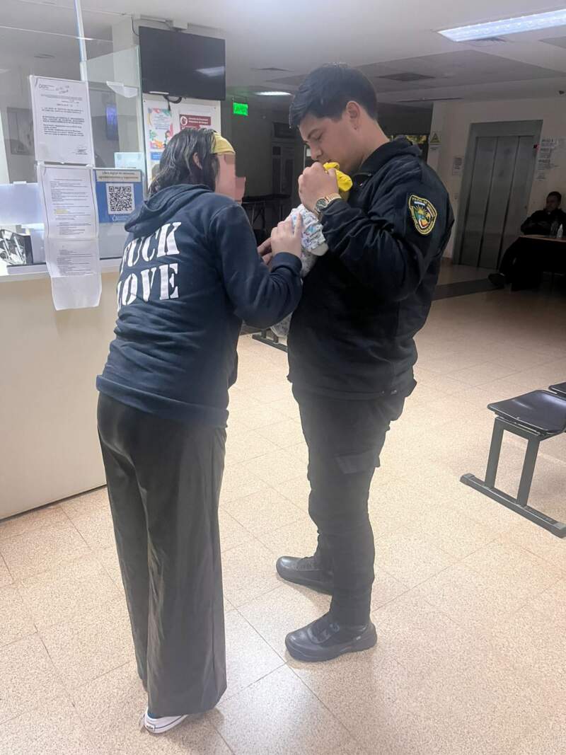 No respiraba y estaba inconsciente: policías lograron reanimar a un bebé de siete días en Posadas 3 No respiraba y estaba inconsciente: policías lograron reanimar a un bebé de siete días en Posadas imagen-2