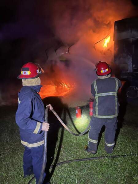 Evitaron que un incendio consumiera por completo un camión cargado con 30 toneladas de maíz sobre la Ruta 14 imagen-4