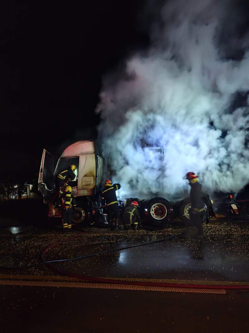 Evitaron que un incendio consumiera por completo un camión cargado con 30 toneladas de maíz sobre la Ruta 14 imagen-4