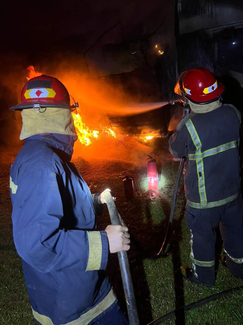 Evitaron que un incendio consumiera por completo un camión cargado con 30 toneladas de maíz sobre la Ruta 14 imagen-6