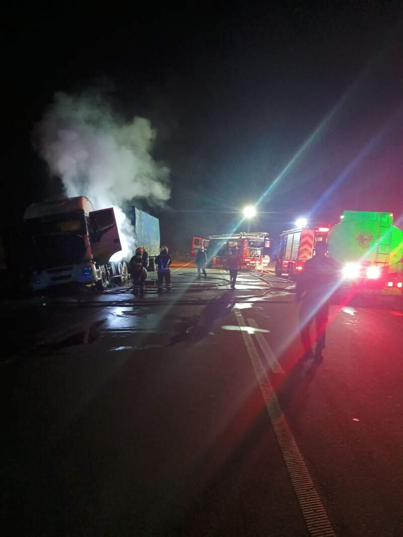 Evitaron que un incendio consumiera por completo un camión cargado con 30 toneladas de maíz sobre la Ruta 14 imagen-8