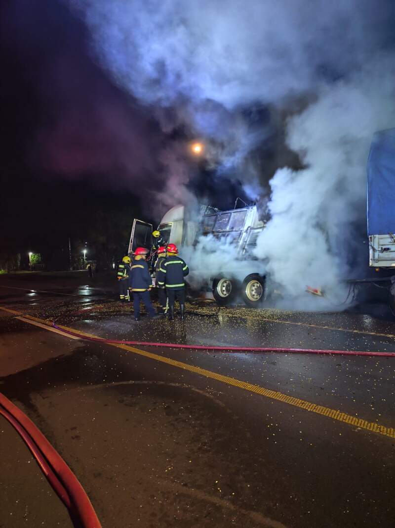 Evitaron que un incendio consumiera por completo un camión cargado con 30 toneladas de maíz sobre la Ruta 14 imagen-2