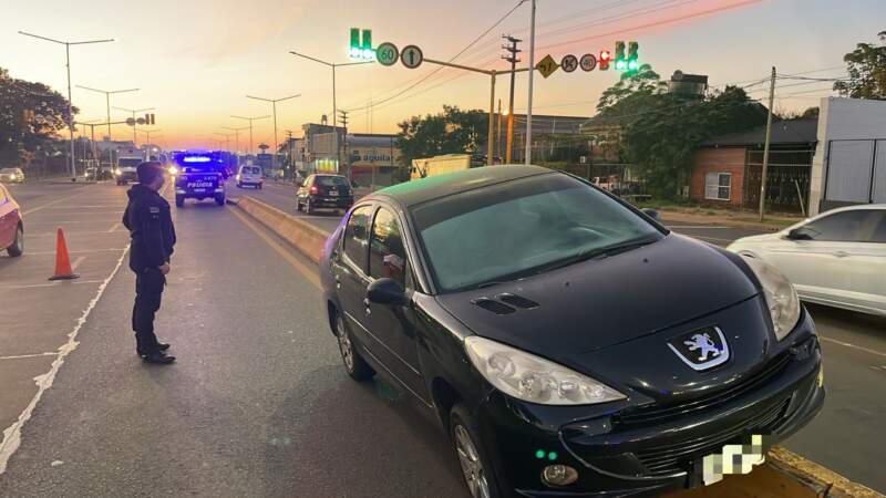 Despistó con su auto y terminó sobre una barrera divisoria de cemento en Posadas imagen-6