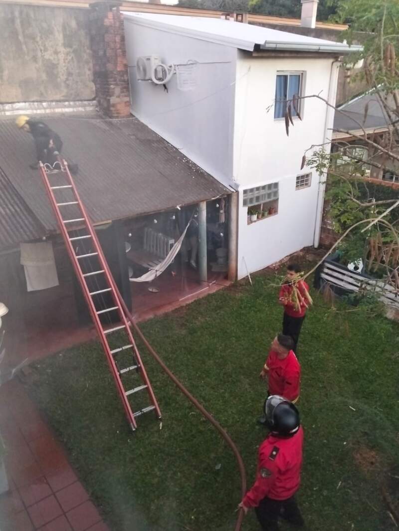Bomberos rescataron a una mujer y a su hijo atrapados en un incendio en Posadas imagen-2