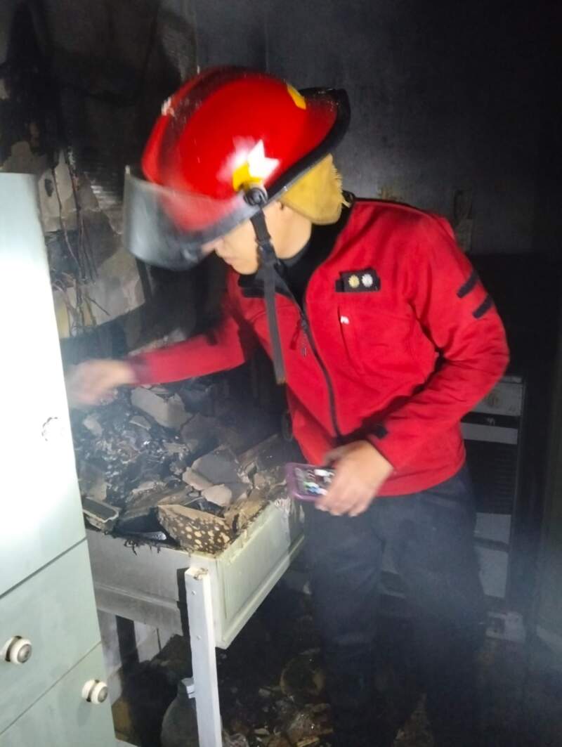 Bomberos rescataron a una mujer y a su hijo atrapados en un incendio en Posadas imagen-4