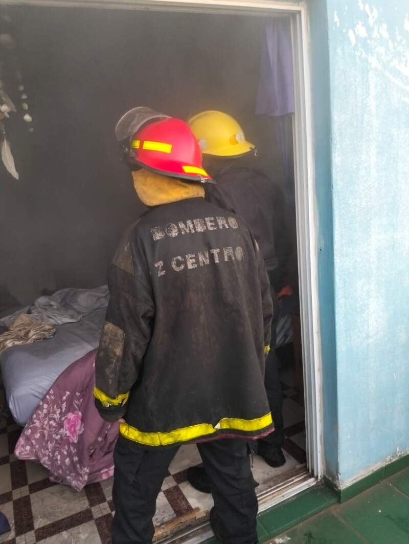 Bomberos rescataron a una mujer y a su hijo atrapados en un incendio en Posadas imagen-6