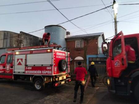 Bomberos rescataron a una mujer y a su hijo atrapados en un incendio en Posadas imagen-5