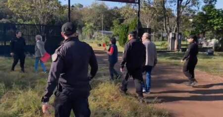 Desobedeció a un juez, intentó atacar a policías con un machete y mordió a una oficial: fue detenida imagen-2