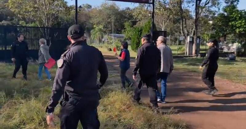 Desobedeció a un juez, intentó atacar a policías con un machete y mordió a una oficial: fue detenida imagen-10