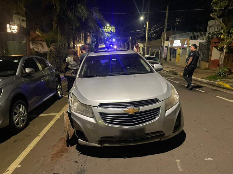 Conducía alcoholizado, chocó dos autos estacionados y terminó detenido en Posadas 2 Conducía alcoholizado, chocó dos autos estacionados y terminó detenido en Posadas imagen-1