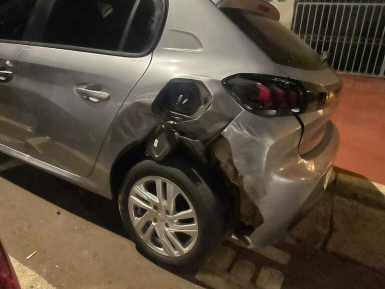 Conducía alcoholizado, chocó dos autos estacionados y terminó detenido en Posadas imagen-42