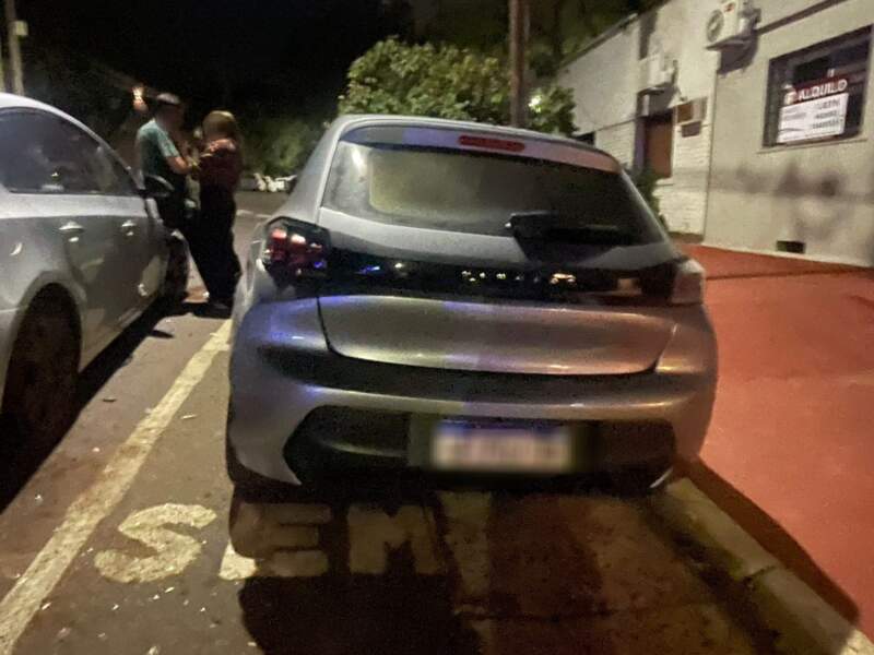 Conducía alcoholizado, chocó dos autos estacionados y terminó detenido en Posadas 4 Conducía alcoholizado, chocó dos autos estacionados y terminó detenido en Posadas imagen-3