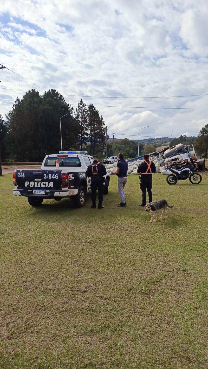 Despiste de un camión cargado con yerba en Dos de Mayo: el chofer resultó herido 3 Despiste de un camión cargado con yerba en Dos de Mayo: el chofer resultó herido imagen-2