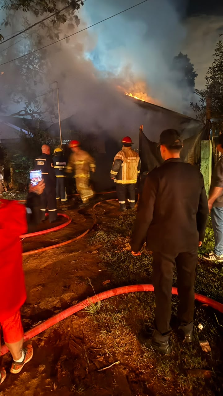 Un incendio destruyó una vivienda en Puerto Iguazú imagen-2
