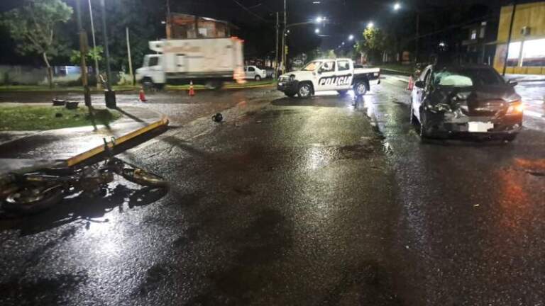 Colisión entre un auto y una moto en Posadas dejó un lesionado Colisión entre un auto y una moto en Posadas dejó un lesionado imagen-30
