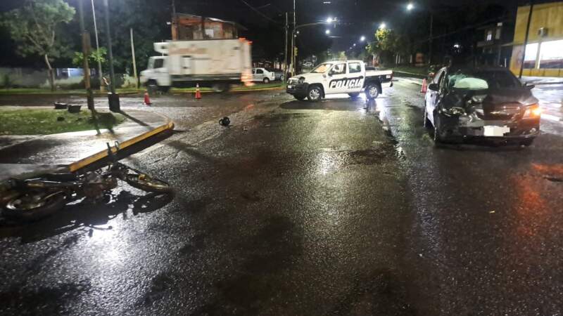 Colisión entre un auto y una moto en Posadas dejó un lesionado imagen-8